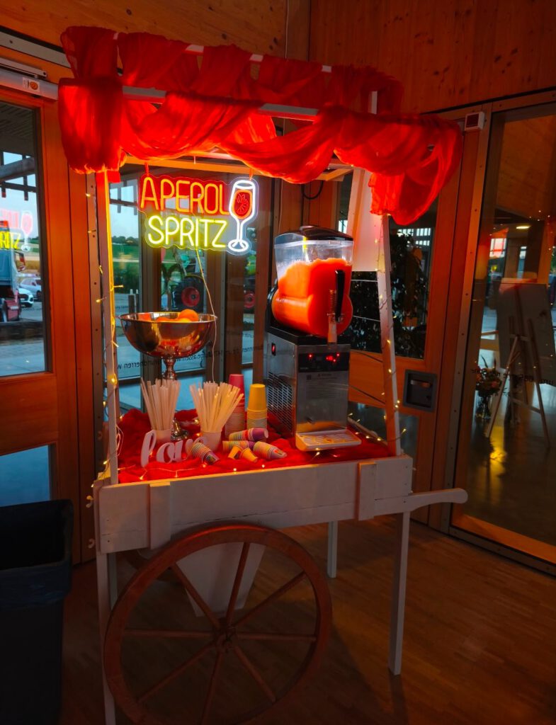 Aperol-Spritz-Bar im Bollerwagen mit Slushy-Maschine