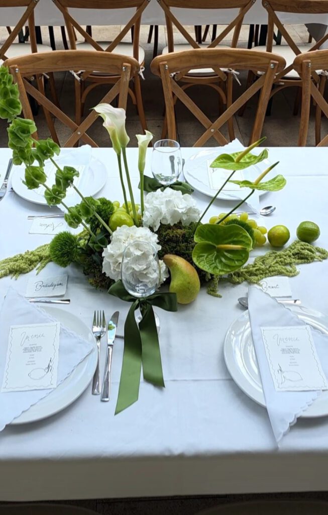 Hochzeitstischdeko in Grün und Weiß mit Calla und Hortensien