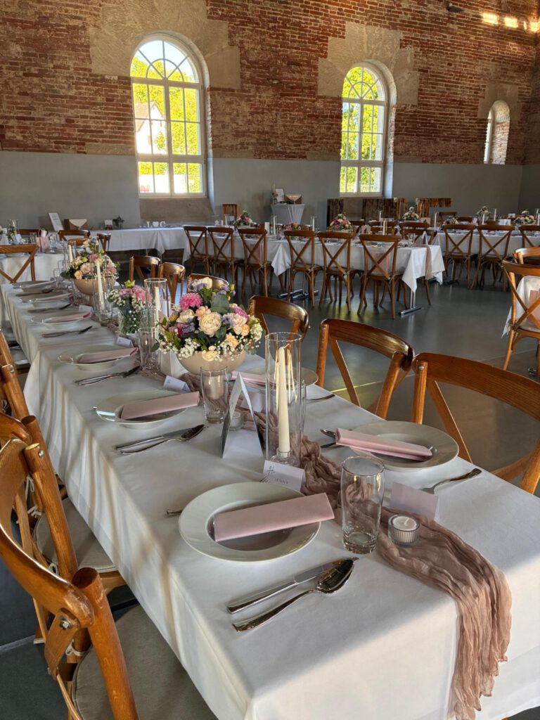 Hochzeitstafel mit Crossback-Stühlen im historischen Saal