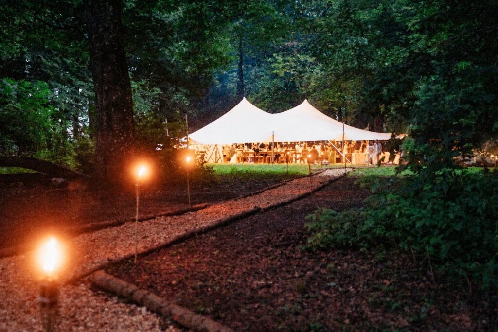 Beleuchtetes Stretchzelt bei einer Hochzeit am Abend
