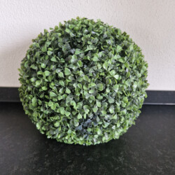 künstliche Buchskugel